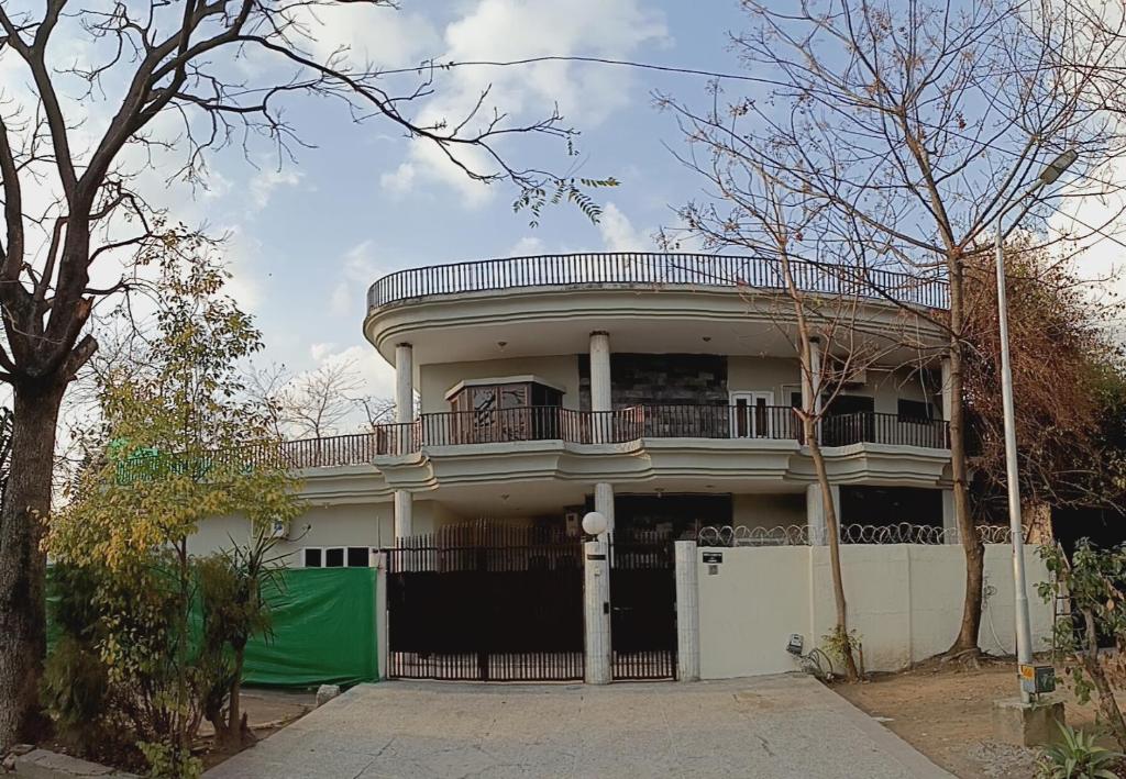 イスラマバードにあるLuxury Moon Guest Houseのバルコニー付きの広い白い家