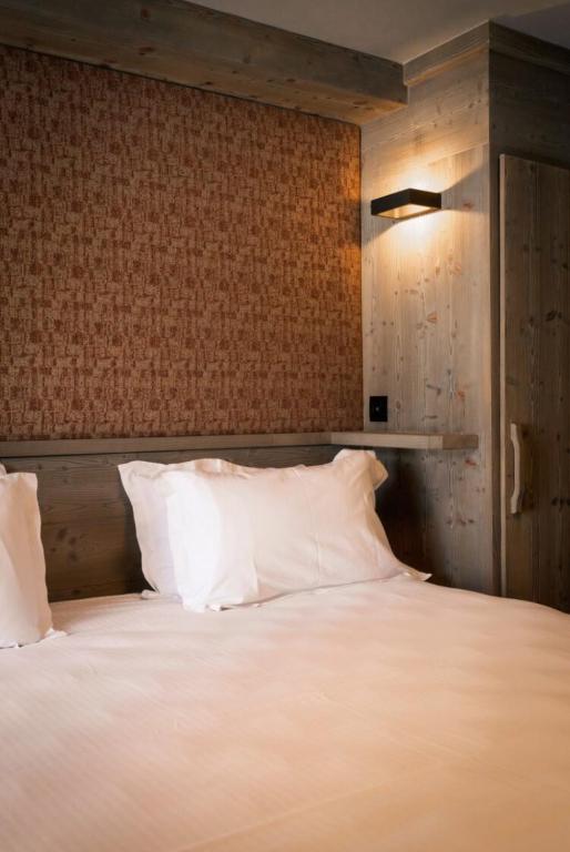 Postel nebo postele na pokoji v ubytování Hôtel L'Aigle du Montana by Les Etincelles