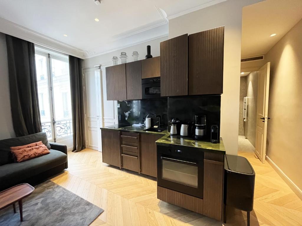 Kuchnia lub aneks kuchenny w obiekcie 141 - Urban Beautiful Flat near Champs-Elysees
