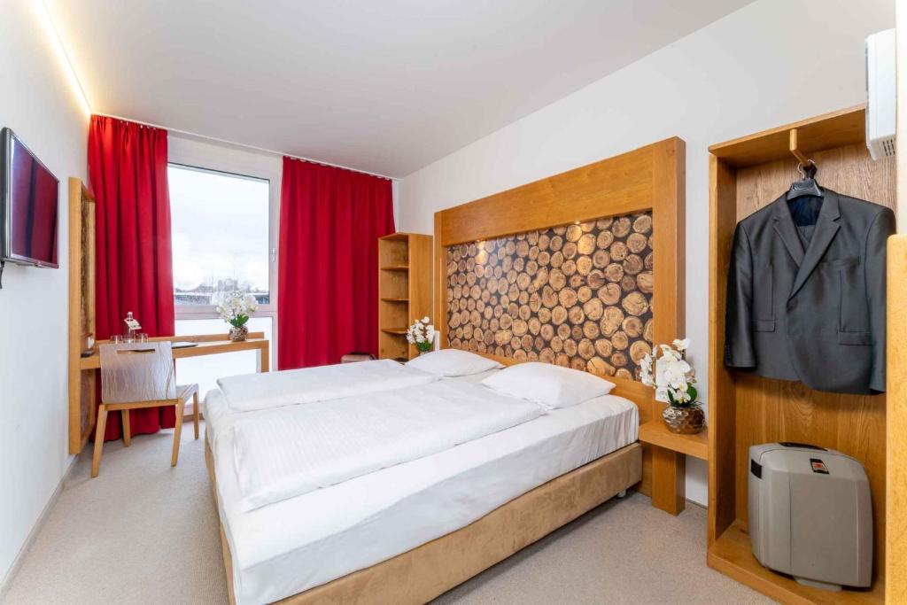 Postel nebo postele na pokoji v ubytování PLAZA INN Dachau - München