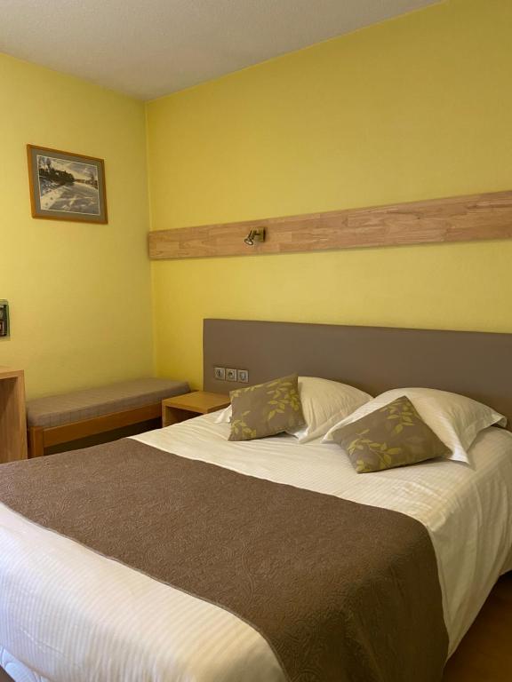 Postel nebo postele na pokoji v ubytování Hôtel Mélodie