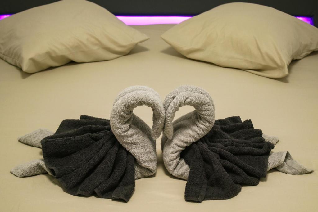 un lit avec deux serviettes et des oreillers dans l'établissement Le Niou, Appartement avec Parking GRATUIT, à Marseille