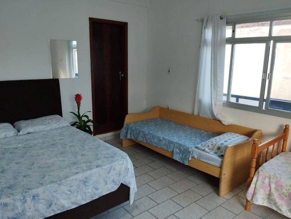 a bedroom with two beds and a window at Apartamento Encantador Penha Beto Carrero World in Penha