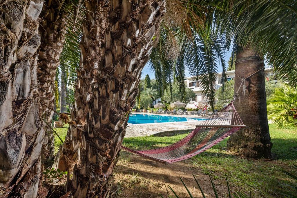 Bazén v ubytování Gerekos Island Apartments nebo v jeho okolí