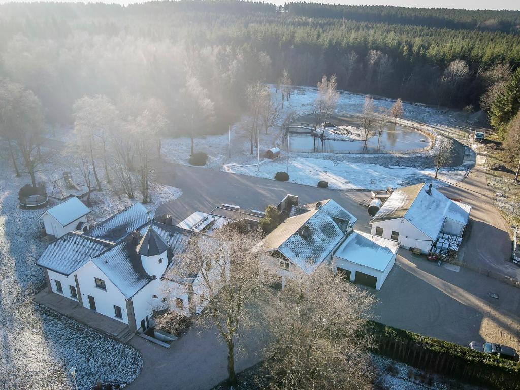 uma vista aérea de uma casa coberta de neve em Villas Seven - Les chambres em Jalhay