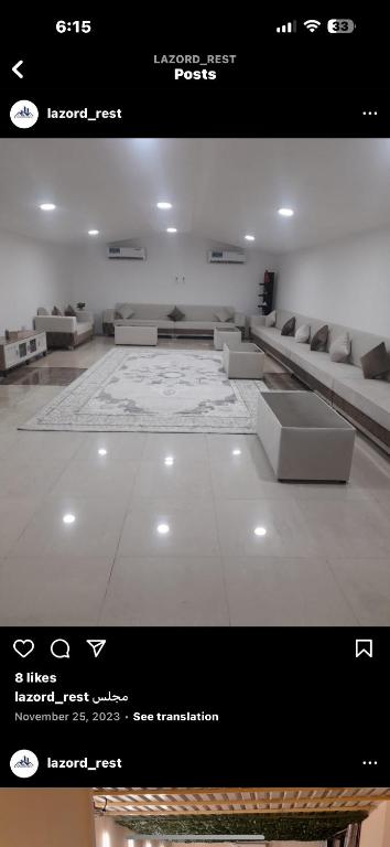 una imagen de una sala de estar con sofás en استراحة لازورد -Lazord rest, en Al Ḩamrānīyah