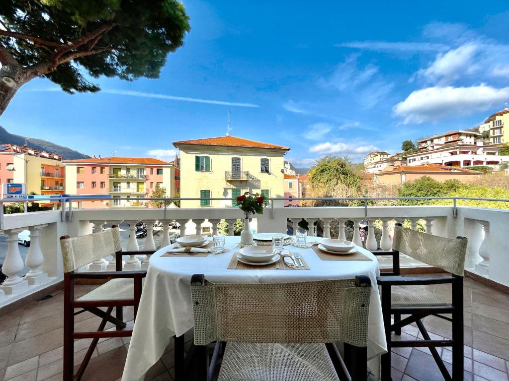 een tafel en stoelen op een balkon met uitzicht bij [Villa Migliorini] Lusso & Comfort in Finalborgo. in Finale Ligure
