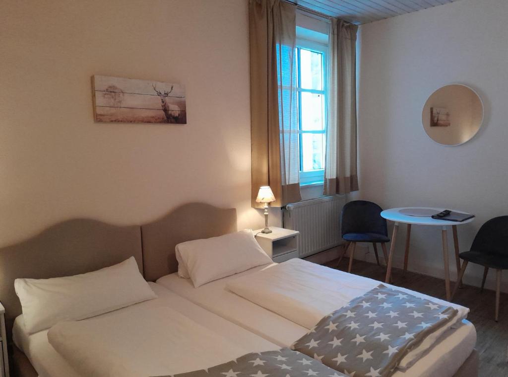 Postel nebo postele na pokoji v ubytování Hotel-Gasthof Opel