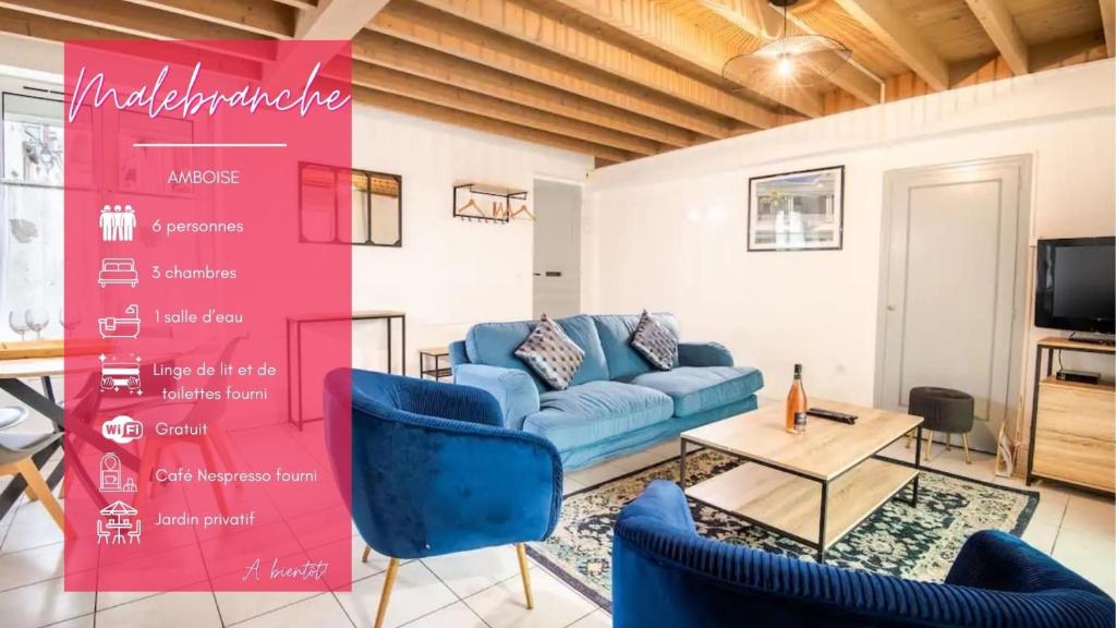 sala de estar con sofá azul y pared roja en Maison hyper centre avec cour arborée - 6pers., en Amboise