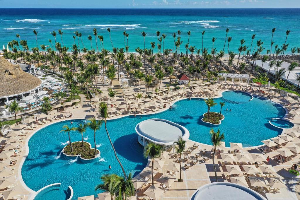 uma vista aérea da piscina no resort Excelnce punta cana em Bahia Principe Luxury Ambar - Adults Only All Inclusive em Punta Cana