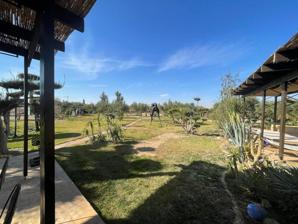 Um jardim no exterior de Kech-Montana