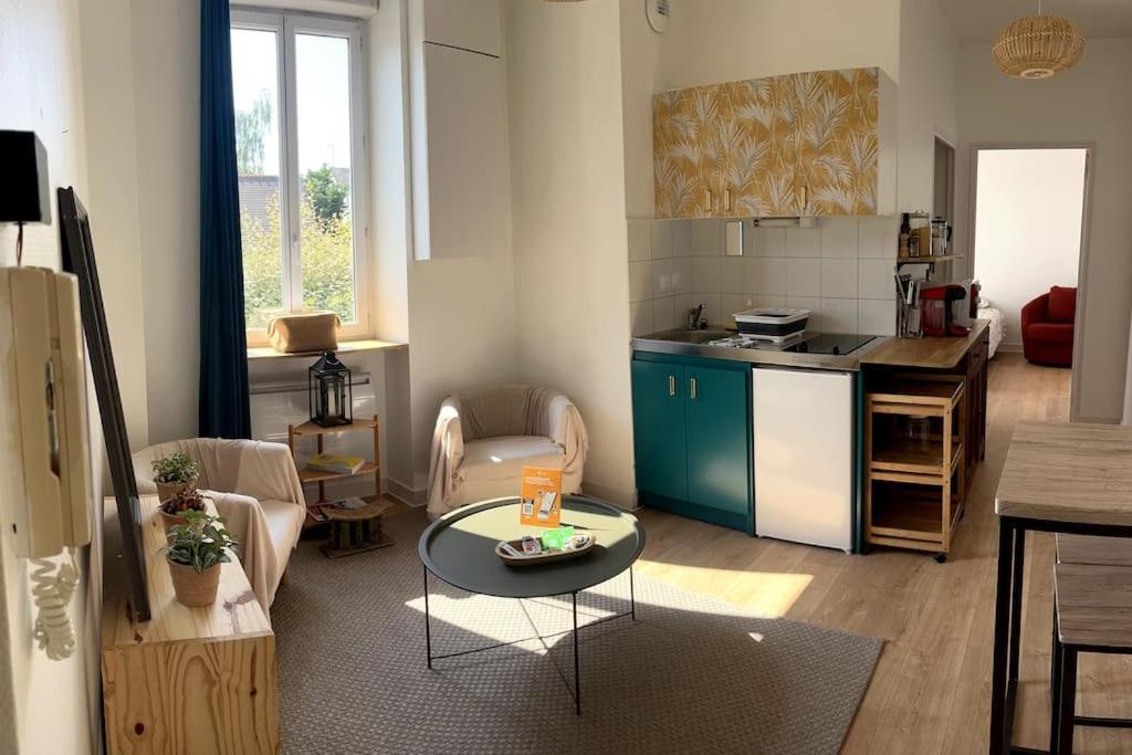 une cuisine et un salon avec une table dans la chambre dans l'établissement T2 Quartier Mitrie - 2 personnes, à Nantes