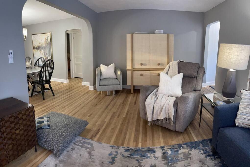uma sala de estar com um sofá e uma cadeira em The Warm & Inviting Place em Sioux Falls