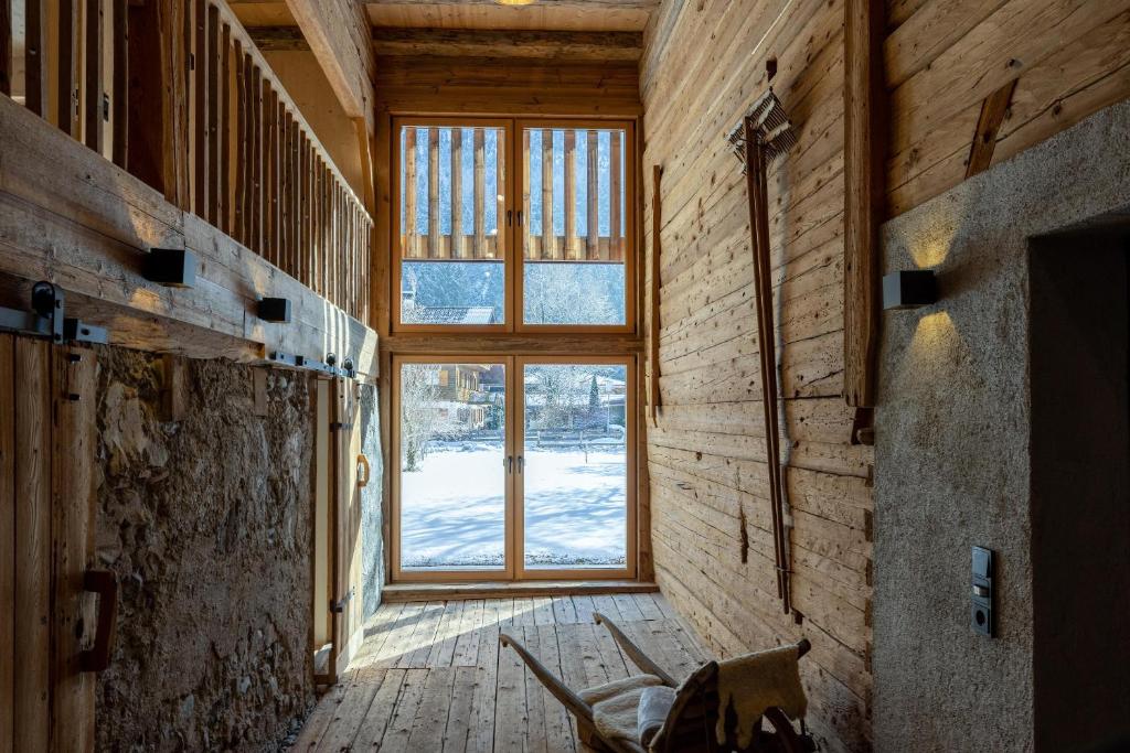 ein Zimmer mit einem großen Fenster in einem Haus in der Unterkunft Haus Greates in Forchach