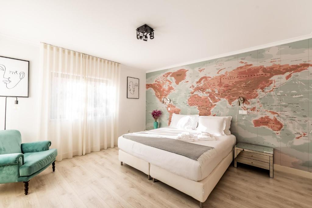 1 dormitorio con 1 cama y un mapa en la pared en Luxury Villa with a pool in the city - No Parties Allowed en Lisboa