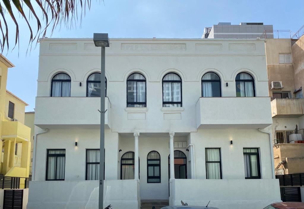 un edificio blanco con muchas ventanas en Yona 8 en Tel Aviv