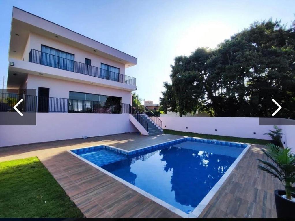 - une piscine en face d'une maison dans l'établissement Casa No Ninho, à Porangaba