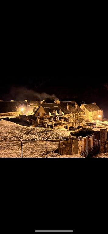 une ville la nuit avec de la neige au sol dans l'établissement L ours, à Aragnouet