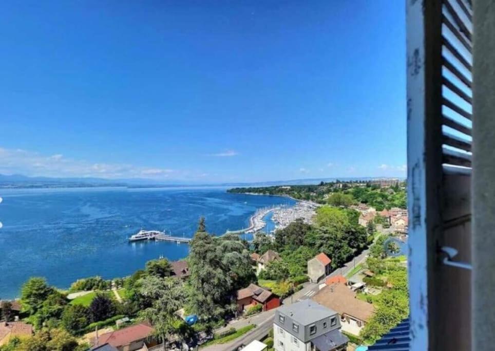 een uitzicht op het water vanuit een gebouw bij Appartement avec vue 180 sur le Lac Léman in Thonon-les-Bains