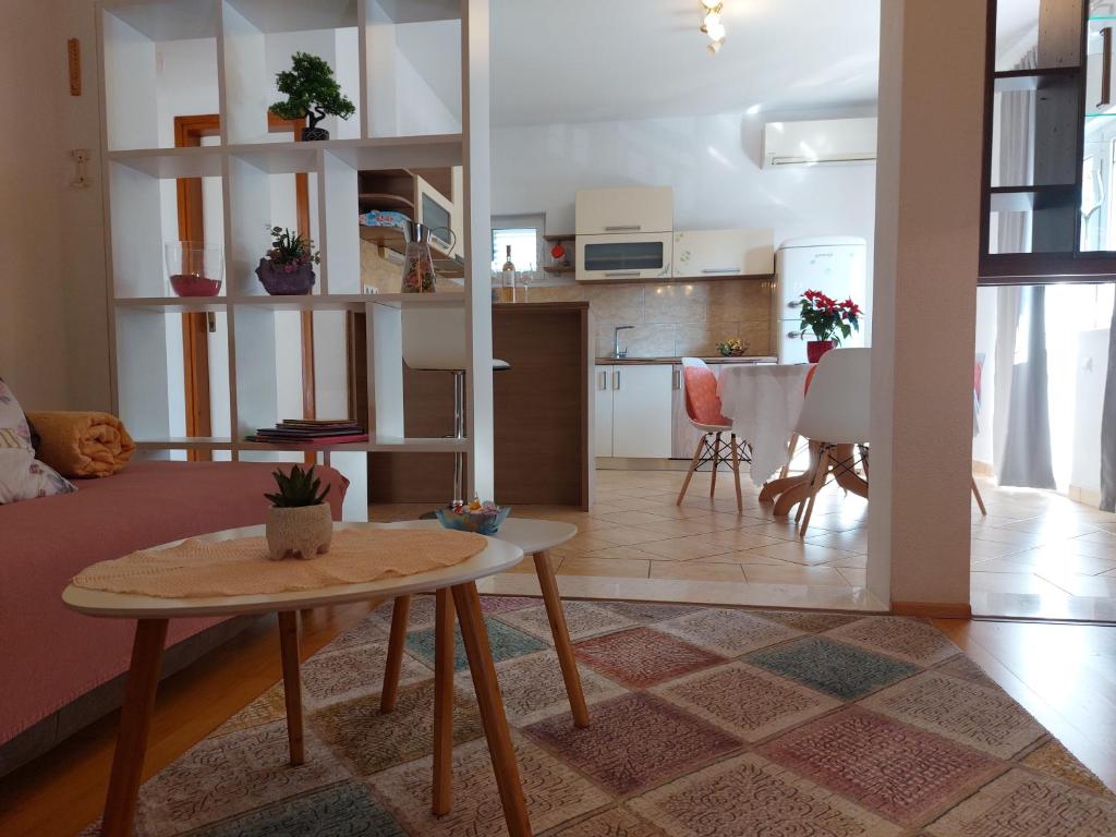 Apartments Zvonimir في هفار: غرفة معيشة مع طاولة ومطبخ