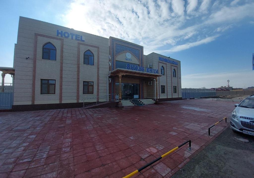 希瓦的住宿－Hotel Shams Khiva，停车场内有停车位的建筑物