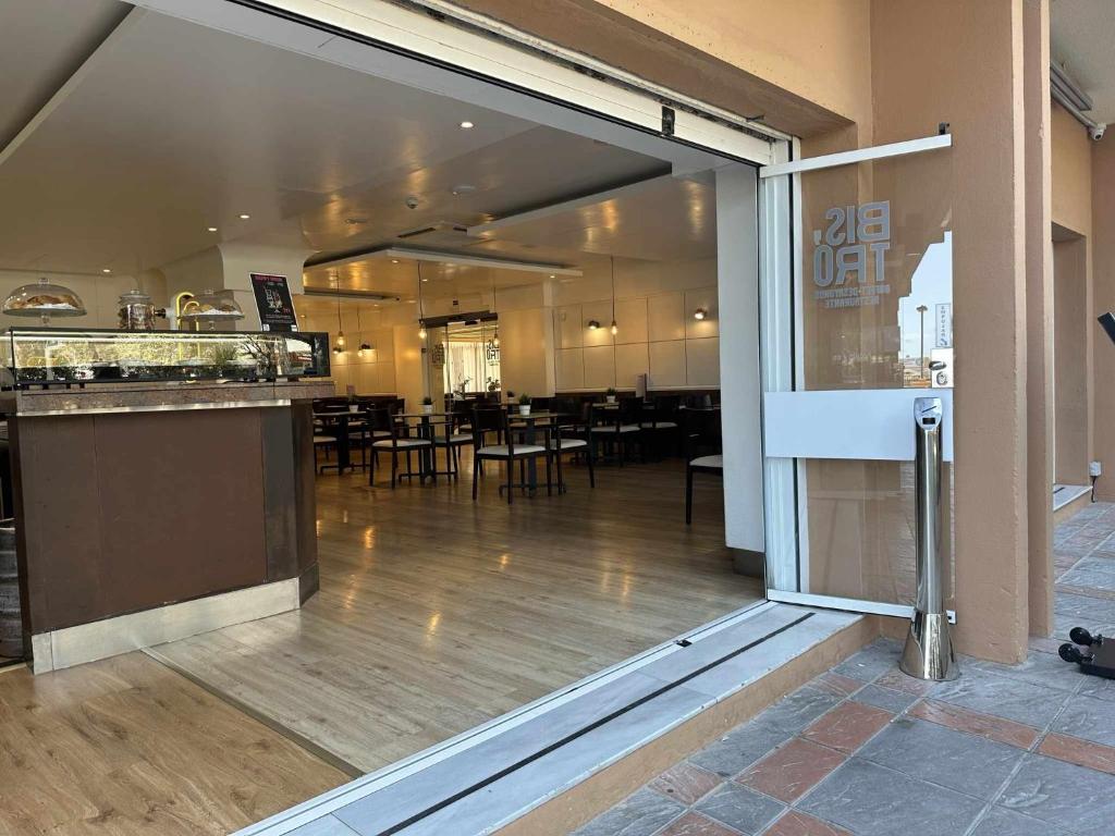 Reštaurácia alebo iné gastronomické zariadenie v ubytovaní Estudio PYR privado con vistas al mar