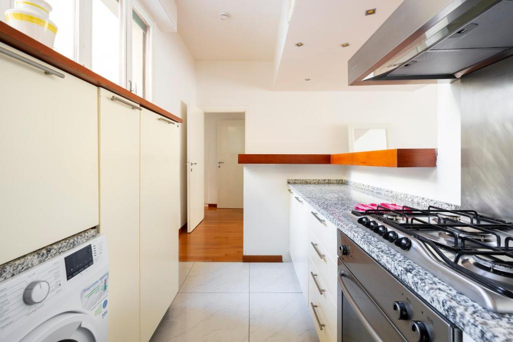 A kitchen or kitchenette at Sprone Apartment