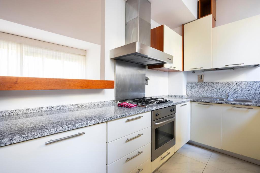 A kitchen or kitchenette at Sprone Apartment