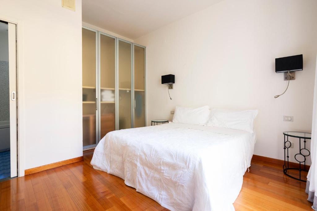 A bed or beds in a room at Sprone Apartment