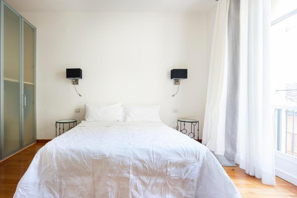A bed or beds in a room at Sprone Apartment