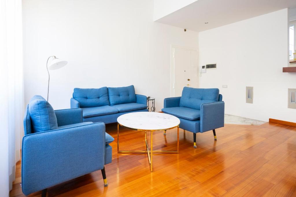 A seating area at Sprone Apartment