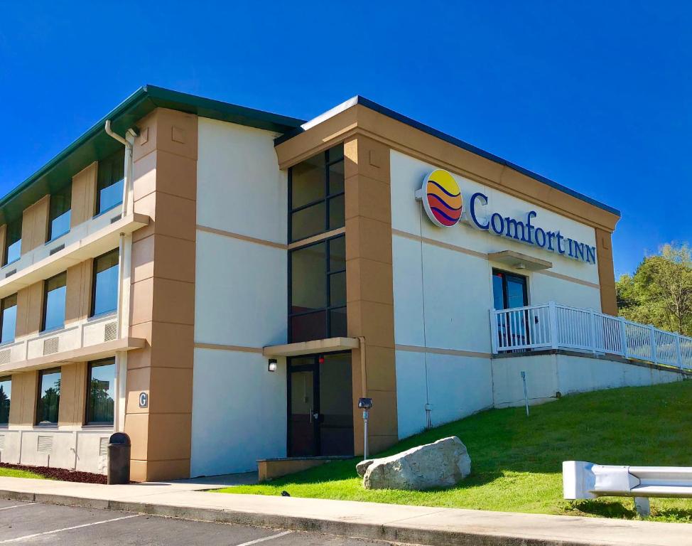 a building with a conocophillian sign on it at Comfort Inn Somerset in Somerset