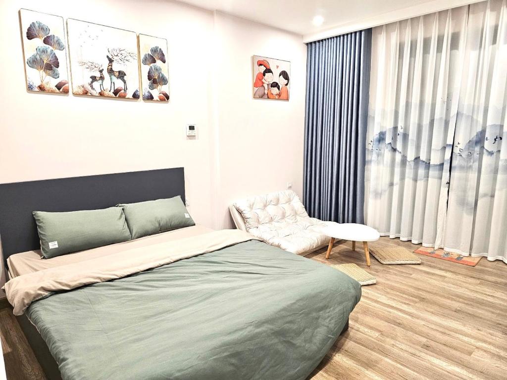 ein Schlafzimmer mit einem großen Bett und einem Stuhl in der Unterkunft Anna House Homestay in Kim Quan