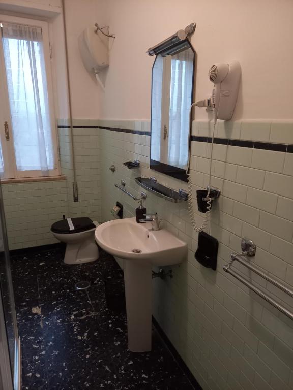 La salle de bains est pourvue d'un lavabo et de toilettes. dans l'établissement Casa Zi' Peppe, à Capranica