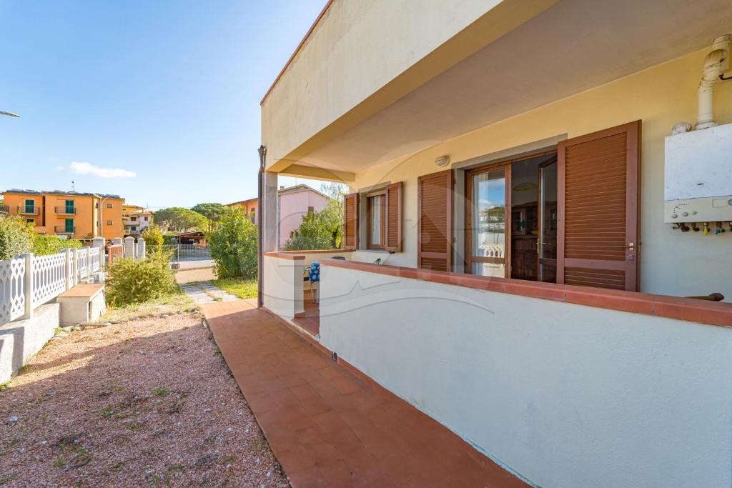 ein Bild von einem Haus mit einem Swimmingpool in der Unterkunft Appartamenti Rosa Campo Mare - Goelba in Marina di Campo