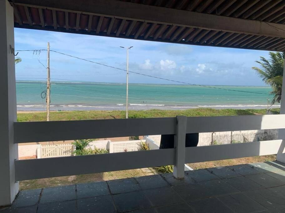 vistas al océano desde el porche de una casa en Casa de frente para o mar (Front beach house) en Cabedelo