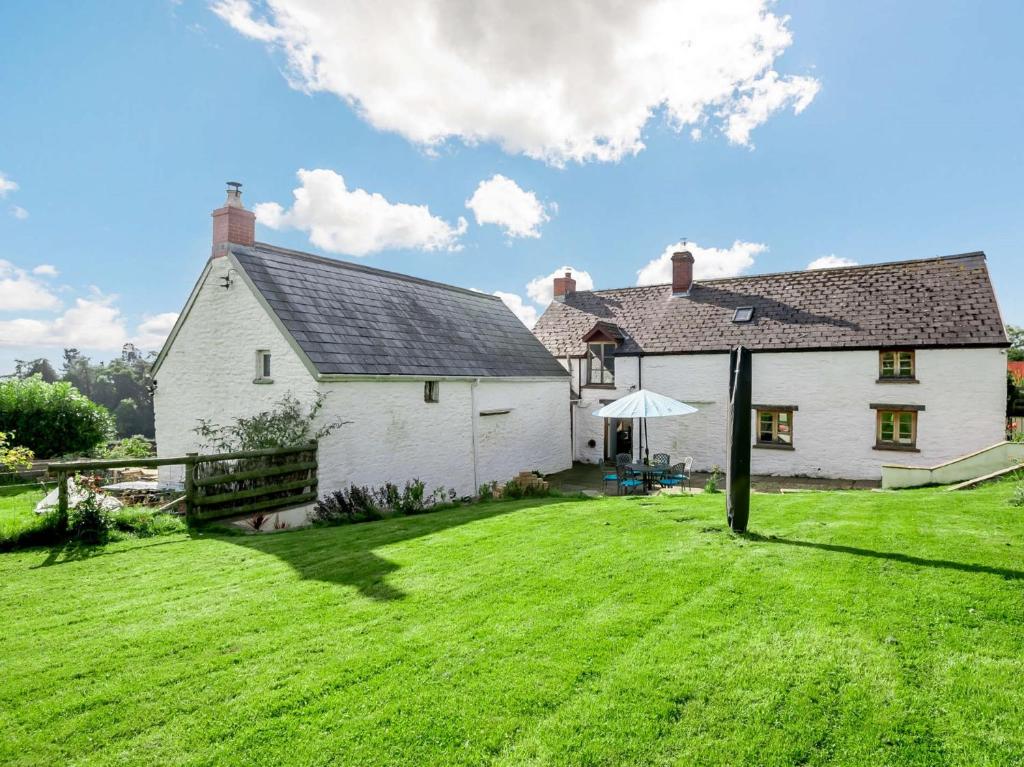 una casa blanca con un gran patio de césped en 3 Bed in Abergavenny BN324 en Abergavenny