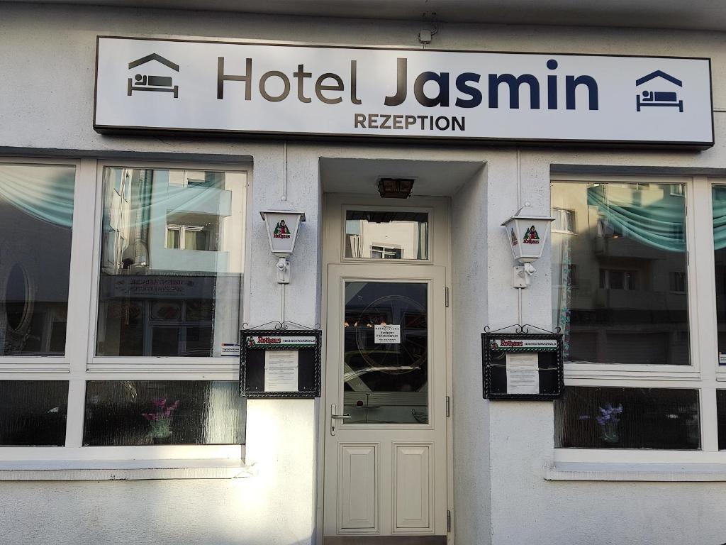 ein Jasonini-Schild auf der Vorderseite eines Gebäudes in der Unterkunft Hotel Jasmin in Pforzheim