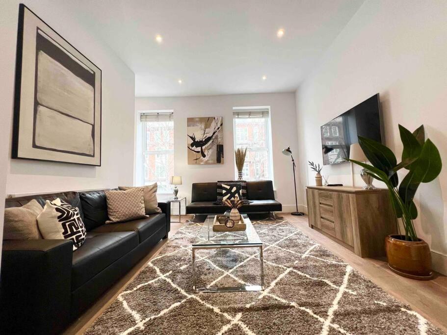 O zonă de relaxare la 1 Bed Apartment moments from Kings Cross Station!