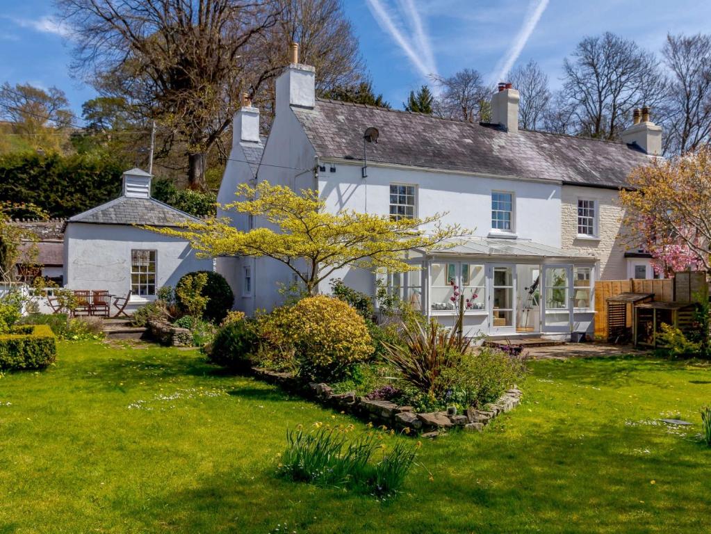 an exterior view of a white house with a yard at 3 Bed in Llangorse BN331 in Cathedine