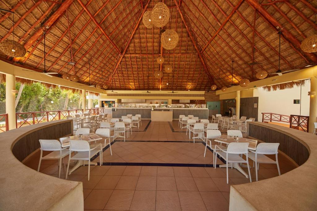 Restaurace v ubytování Bahia Principe Grand Coba - All Inclusive