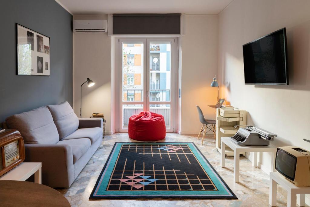 Milano city life في ميلانو: غرفة معيشة مع أريكة وطاولة