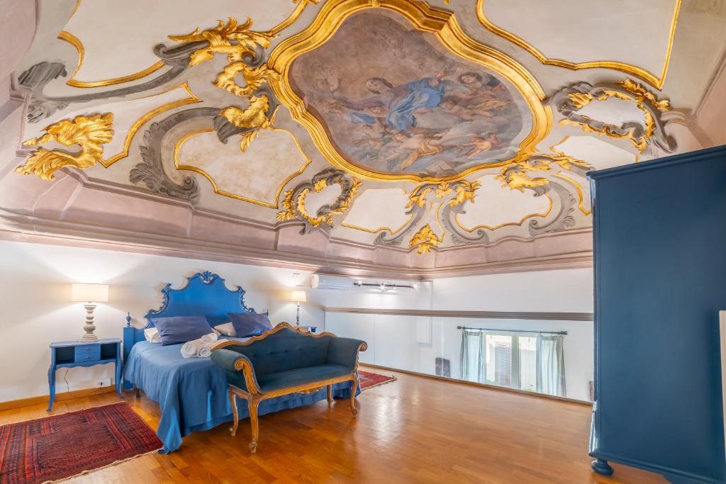 - une chambre dotée d'un lit bleu et d'une peinture murale dans l'établissement Natoli Apartments, à Palerme