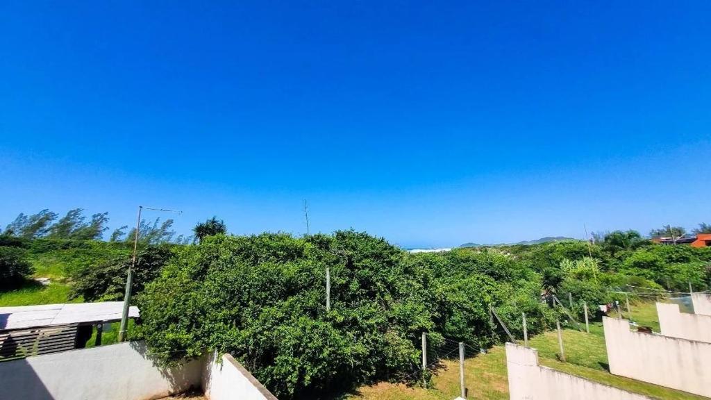 una vista de un árbol con un cielo azul en el fondo en Ferrugem Beira Mar, en Garopaba