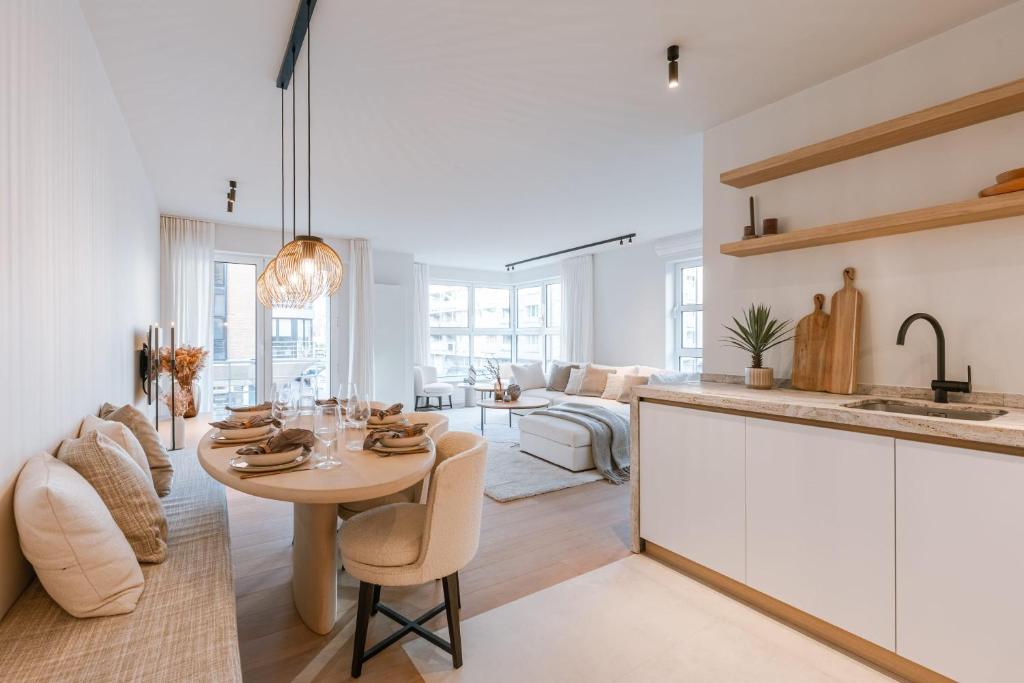 kuchnia i salon ze stołem i kanapą w obiekcie Luxury apartment with parking in Knokke w mieście Knokke-Heist