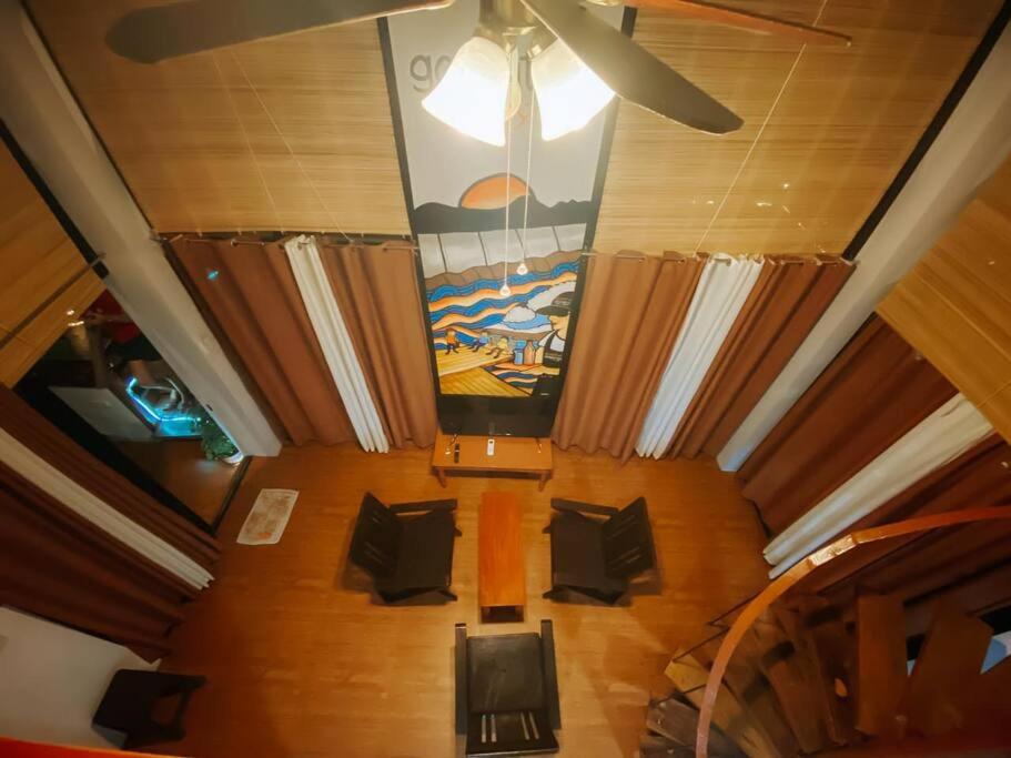 una vista sul soffitto di una camera con sedie e soffitto di TheBistroHouse - Loft Unit a San Vincente
