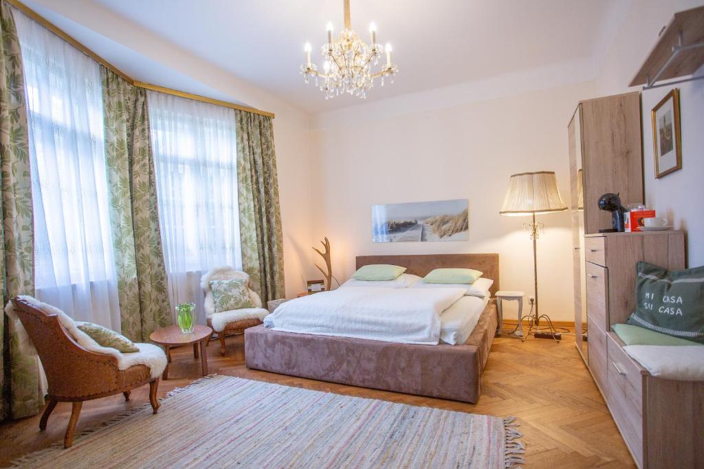 1 dormitorio con cama y lámpara de araña en Hübsches Privatzimmer mit Bad en Perchtoldsdorf