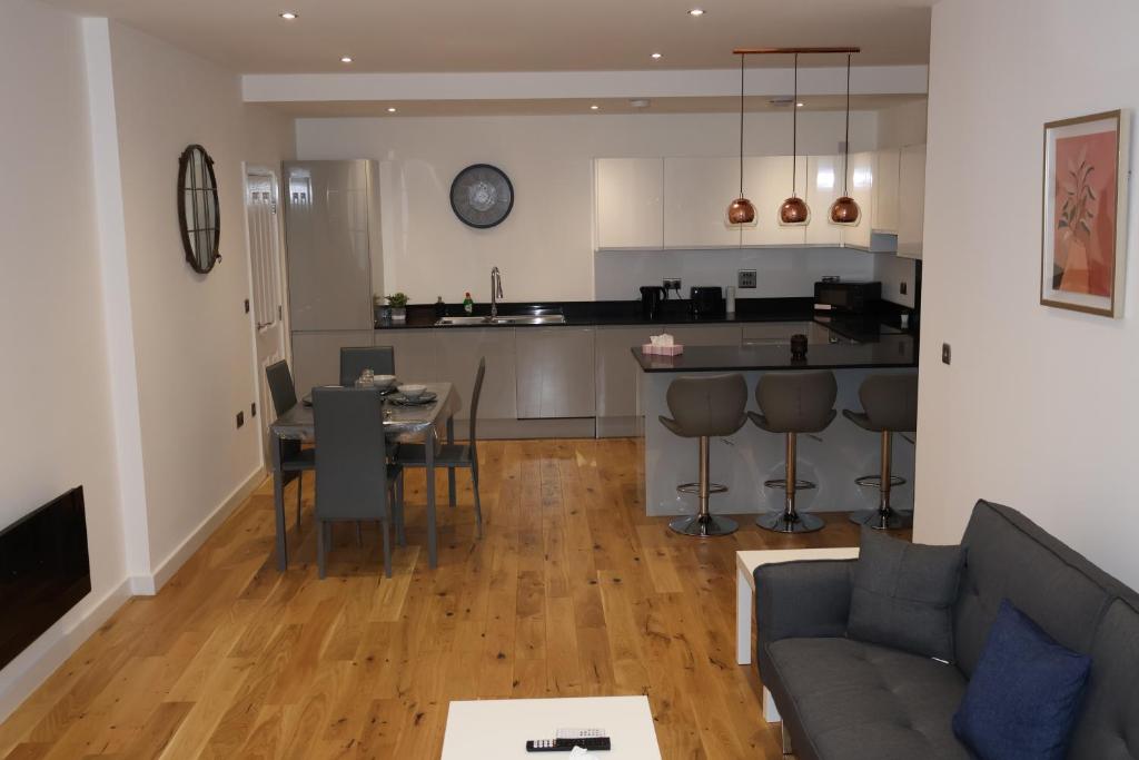 uma sala de estar e cozinha com um sofá e uma mesa em Modern home in Birmingham em Birmingham