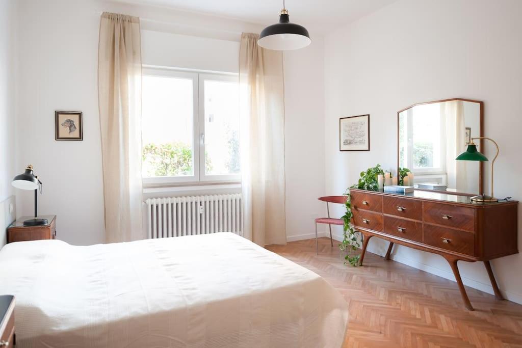 - une chambre avec un lit, une commode et un miroir dans l'établissement Vintage Apartment Venetian Mood, à Mestre