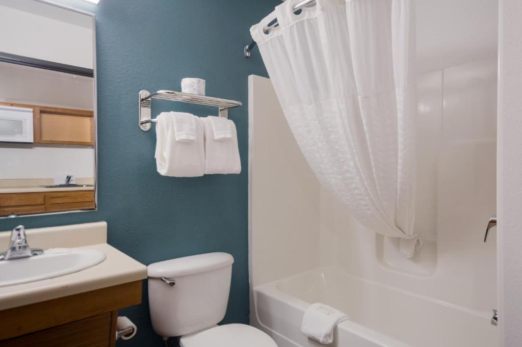 WoodSpring Suites Greenville Central I-85 - Double Room With Two Double Beds - Smoking